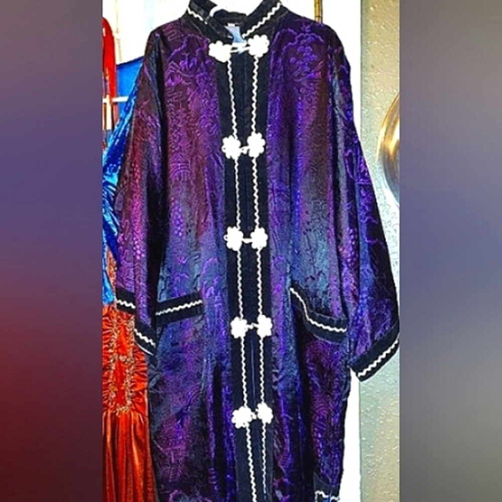 70's Kimono Royal Purple Embroidered Flowers Medium - Picture 3 of 16